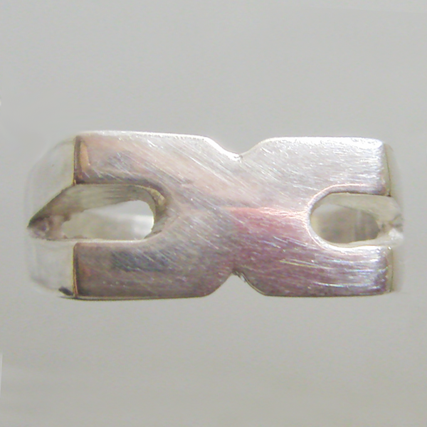 (r1136)Anillo de plata con forma de X.
